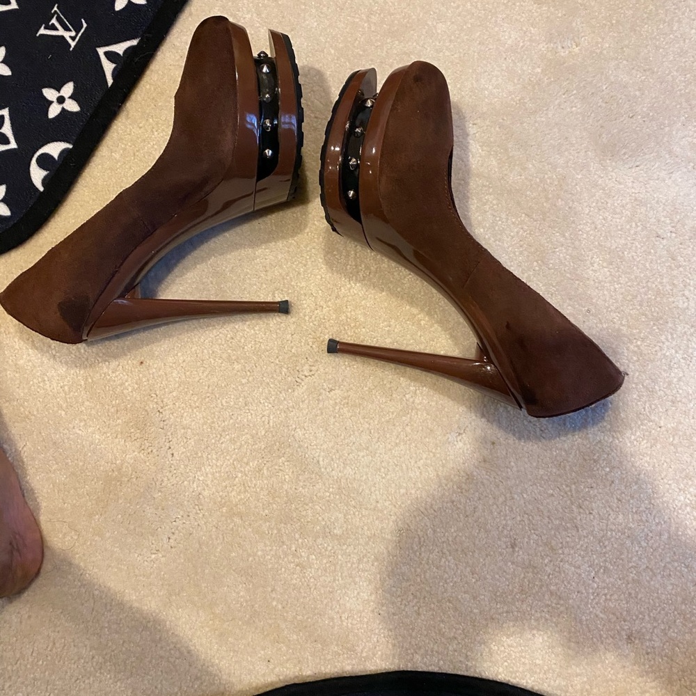 Shoe’s - Picture 2 of 7